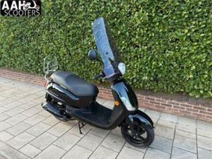 SYM FIDDLE 2 2022 6584KM BROM 45KM/U - WINDSCHERM SMOKE — SCOOTERS | SYM — MARKTPLAATS