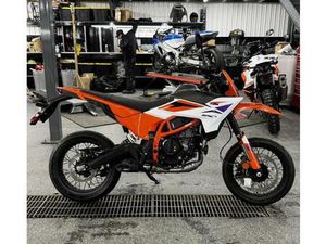 2025 KTM 390 SMC R