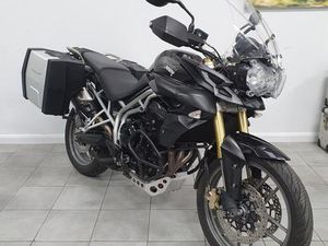 TRIUMPH TIGER 800, PANNIERS, ENG' BARS, CENTER STAND, LOW MILES - SALE £300 OFF!