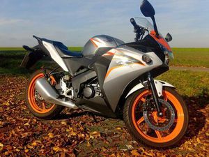 HONDA CBR125R TYP: JC50 SPORTLER (UNFALLFREI)