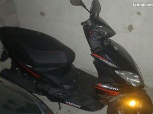 SCOOTER KEEWAY FACT EVO 4T DE COULEUR NOIR COMME NEUF