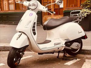 VESPA GTS SUPER 125 – 2017 – 10 700 KM – RÉVISION 2024 – CT OK – BATTERIE NEUVE – EXCELLENT ÉTAT