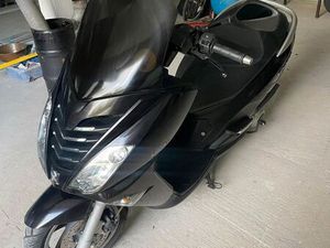 PEUGEOT 125 SCOOTER COMME NEUF, TRÈS PEU DE KILOMÈTRES, EN EXCELLENT ÉTAT…