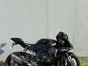YAMAHA R1 2022