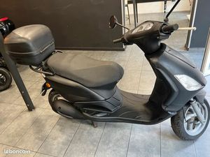 PIAGGIO FLY 125 TRES BON ETAT ENTIEREMENT REVISE AUCUN FRAIS A PREVOIR