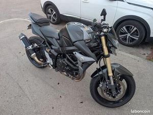 SUZUKI GSR 750 BLACK