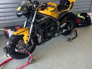 TRIUMPH STREET TRIPLE RS 765 PISTE ET ROUTE