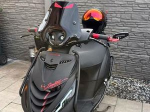 PIAGGIO ZIP IGET 2022 + BOXER HELM GETINT VIZIER — SCOOTERS | PIAGGIO — MARKTPLAATS