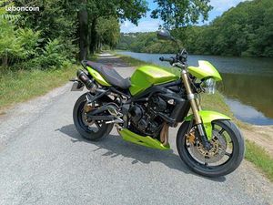 TRIUMPH STREET TRIPLE 675