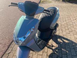 PEUGOT KISBEE 4T CUSTOM KLEUR!! — SCOOTERS | PEUGEOT — MARKTPLAATS