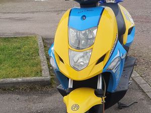 VENDS SCOOTER BLEU CIEL ET JAUNE