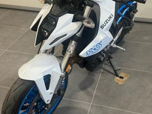 SUZUKI GSX-8S 2023 – 3.300 KM, KAO NOV, SERVISIRAN, REGISTRIRAN, 2023 GOD.
