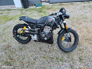 À VENDRE : FB MONDIAL HIPSTER HPS 125 VOUS CHERCHEZ UNE MOTO FIABLE ET PEU POLLUANTE À UN PRIX ABORDABLE ? VOICI UNE FB MONDIAL HIPSTER HPS 125 SERIE LIMITÉE BL
