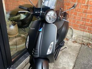 ② VESPA PRIMAVERA 50, BIJNA NIEUW MET WINDSCHERM EN SLOT