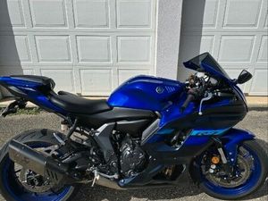 YAMAHA R7