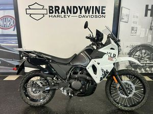2025 KAWASAKI KLR®650 PEARL CRYSTAL WHITE/METALLIC CARBON GRAY KLR650