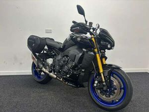 YAMAHA MT-10 SP ** LONG MOT - FULL AKRAPOVIC EXHAUST - BAR RISERS **