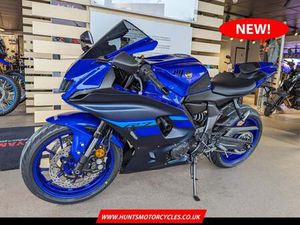 NEW (2024 MODEL) YAMAHA R7 WITH FREE YAMAHA STYLE PACK. £8,910 ON THE ROAD