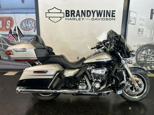 2018 HARLEY-DAVIDSON® ULTRA LIMITED LOW SILVER FORTUNE/BLACK TEMPEST FLHTKL