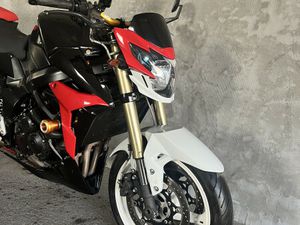 SUZUKI GSR 750