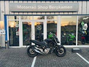 SUZUKI GLADIUS 650 1. HAND NAKED MOTORRAD TIEFERGELEGT