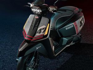 LAMBRETTA X300 SONDERMODELL "CASA LAMBRETTA" ROLLER LIM. AUFLAGE