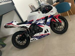 HONDA CBR600RR 2024 – 3000 KM – PRÉPA PISTE + PIÈCES D’ORIGINE – COMME NEUVE