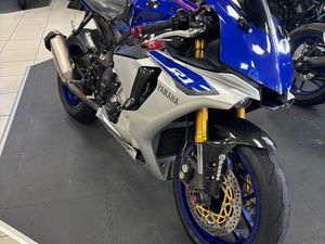 YAMAHA R1 2015
