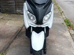 X-MAX 125 CC EN TRÈS BON ÉTAT