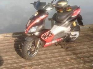 ZEER NETTE APRILLIA SR 50 FACTORY RUNNER 2 TAKT BLOK CARB DD — SCOOTERS | APRILIA — MARKTPLAATS