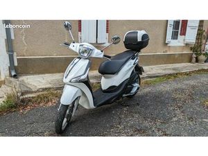 SCOOTER PIAGGIO LIBERTY 125 AVEC TOP CASE