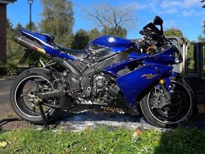 YAMAHA R1 RN19 – GEPFLEGT, VIELE EXTRAS & AKRAPOVIČ!