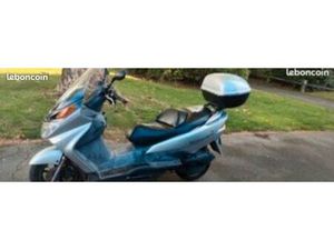 SCOOTER BURGMAN SUZUKI 125 AVEC TABLIER ET TOP CASE