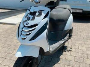 ② CASQUETTE ZIPPÉE BLANCHE À 4 TEMPS