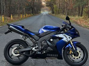 YAMAHA R1