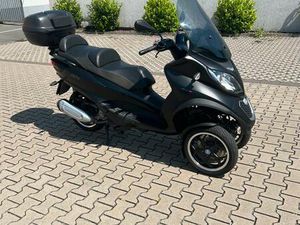 PIAGGIO MP3 300 LT MIT NUR 8300 KM IN SCHWARZ MATT MIT ABS