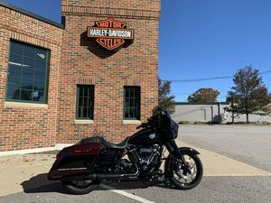 HARLEY-DAVIDSON® STREET GLIDE® SPECIAL 2022 FLHXS MIDNIGHT CRIMSON/VIVID BLACK - BLACK FINISH