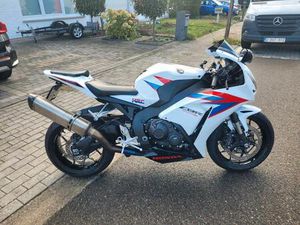 ② HONDA CBR1000RR 2015 22.000KM