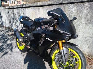 YAMAHA R1