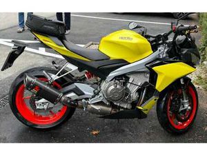 APRILIA TUONO 660 MIT AKRAPOVIC AUSPUFF GELB