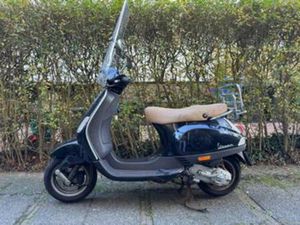VESPA LX50 SCOOTER BROMFIETS + 2 HELMEN — SCOOTERS | VESPA — MARKTPLAATS