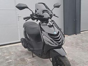 ② PIAGGIO ZIP 4T SCOOTER GLANS ZWART FULL OPTION (B-KLASSE)