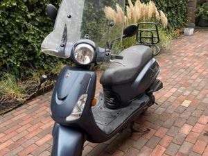 SYM FIDDLE 2 MET SLOT EN HELM — SCOOTERS | SYM — MARKTPLAATS