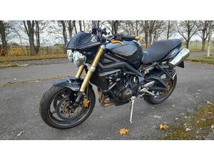 TRIUMPH STREET TRIPLE 675 - REICHHALTIGEM ZUBEHÖR