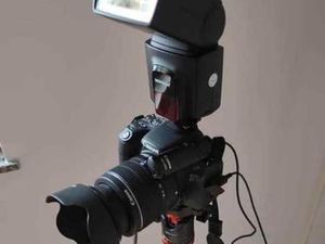 CÁMARA CANON EOS 200D + FLASH NEEWER