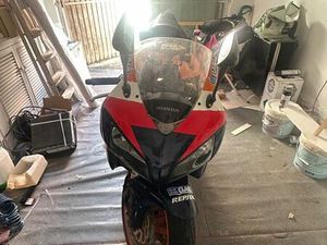 HONDA CBR1000RR 2004 CARCAVELOS E PAREDE