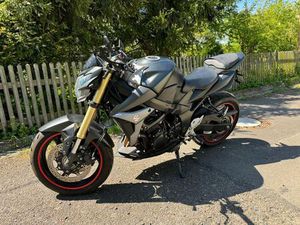 SUZUKI GSR 750