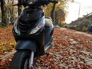 ZWARTE ZIP 4T — SCOOTERS | PIAGGIO — MARKTPLAATS