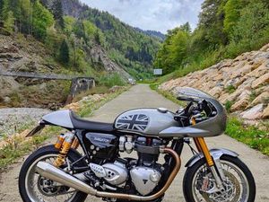 TRIUMPH THRUXTHON 1200R