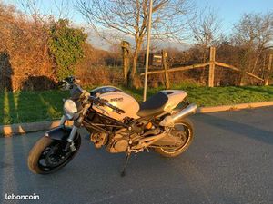 DUCATI MONSTER 696